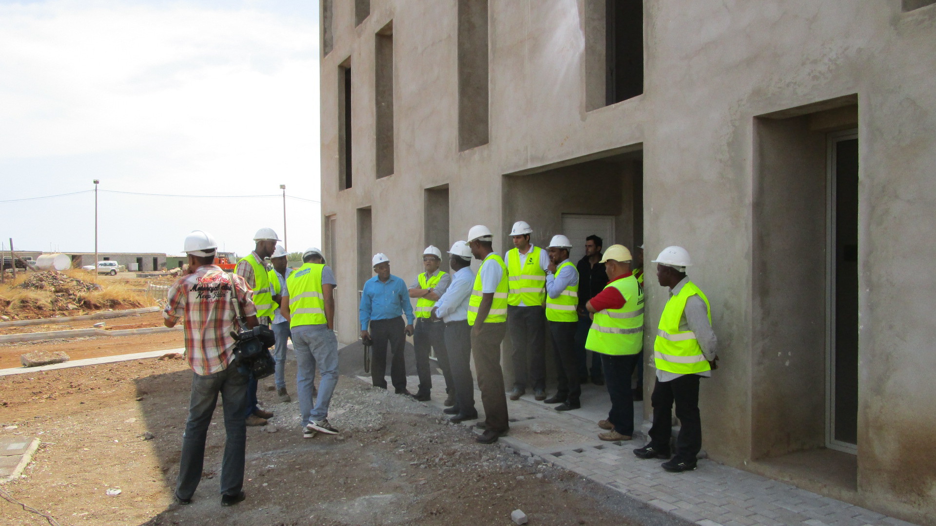 A obra do Programa “Casa para Todos” na Praia recebeu a visita do Ministro do Ambiente, Habitação e Ordenamento do Território