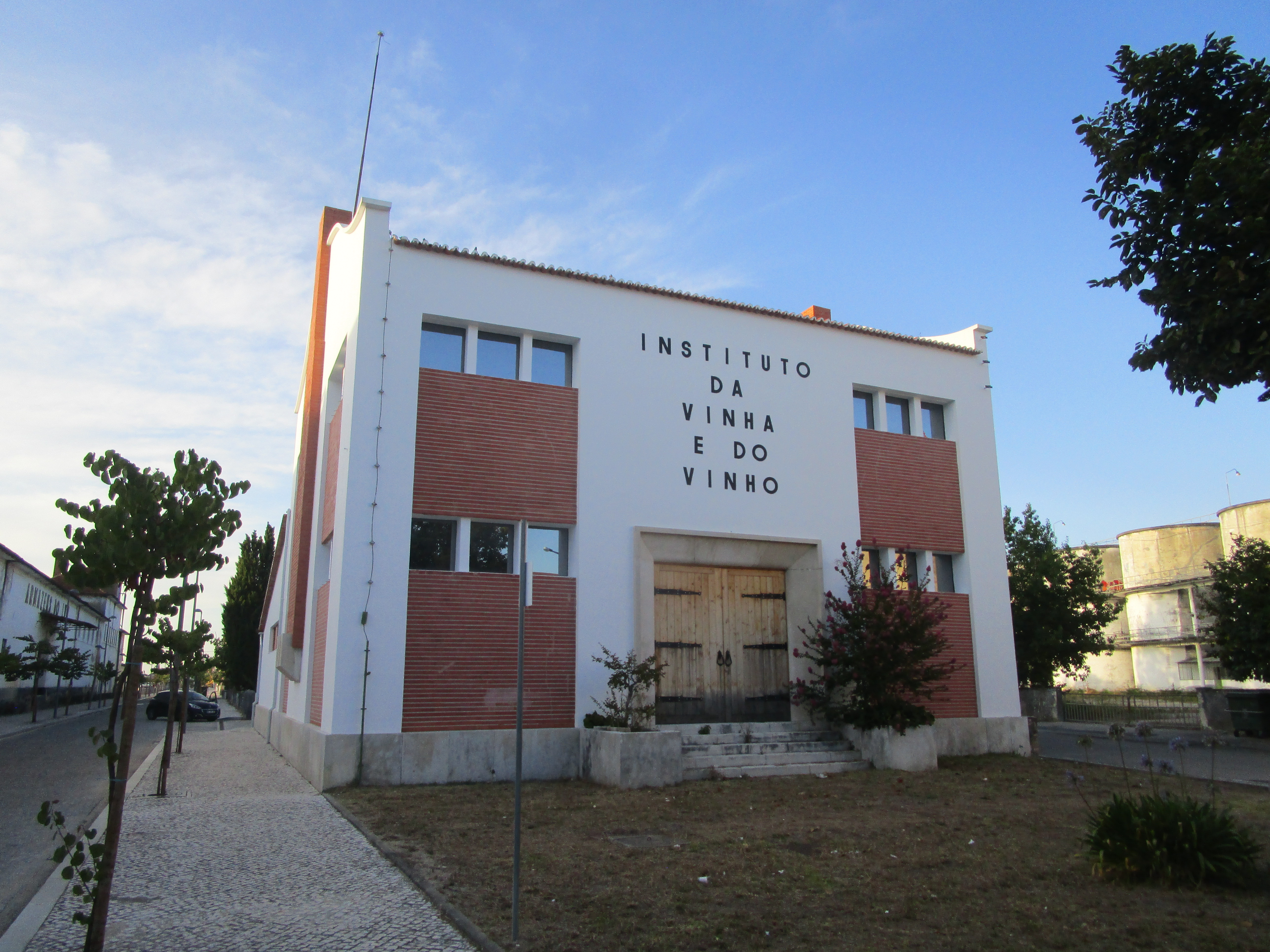 A obra de recuperação da antiga Destilaria do Instituto da Vinha e do Vinho, inserida na “Requalificação Urbanística do Centro Histórico da Mealhada”